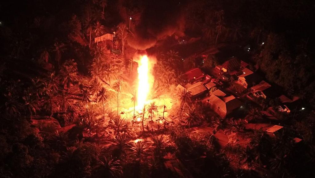 Penampakan Api yang Membakar Sumur Minyak Tradisional di Aceh Timur