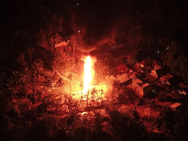 Penampakan Api yang Membakar Sumur Minyak Tradisional di Aceh Timur