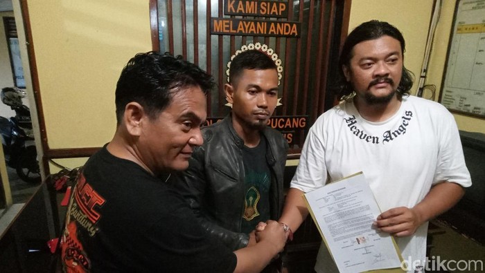 Kedua pengendara moge islah dengan keluarga bocah kembar yang tewas tertabrak moge (tengah)