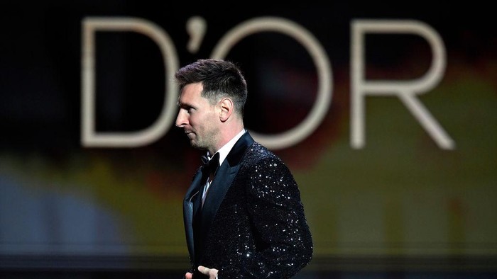 PARIS, FRANCE - NOVEMBER 29: Lionel Messi (ARG / PSG) is awarded with his seventh Ballon DOr award attends the Ballon DOr ceremony at Theatre du Chatelet on November 29, 2021 in Paris, France. (Photo by Aurelien Meunier/Getty Images)