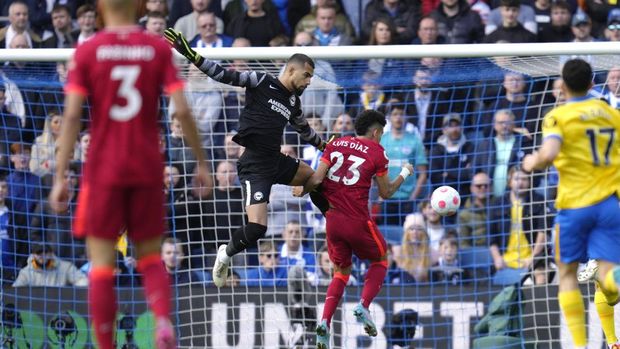 Liverpool's Luis Diaz, right, scores his side's first goal as Brighton's goalkeeper Robert Sanchez jumps during the English Premier League soccer match between Brighton and Hove Albion and Liverpool at the Amex stadium in Brighton, England, Saturday, March 12, 2022. (AP Photo/Kirsty Wigglesworth)