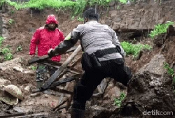 Cerita Mengerikan Ibu dan Anak Tertimbun Longsor di Cidahu
