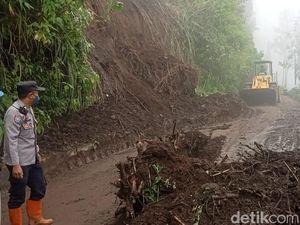 Tebing di Jalur Wisata Bromo Longsor, Akses Terganggu Tebing di Jalur Wisata Bromo Longsor, Akses Terganggu