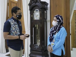 Beri Modal ke UMKM, Sandiaga Malah Dihadiahi Kalung Buat Sang Istri