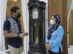Beri Modal ke UMKM, Sandiaga Malah Dihadiahi Kalung Buat Sang Istri Beri Modal ke UMKM, Sandiaga Malah Dihadiahi Kalung Buat Sang Istri