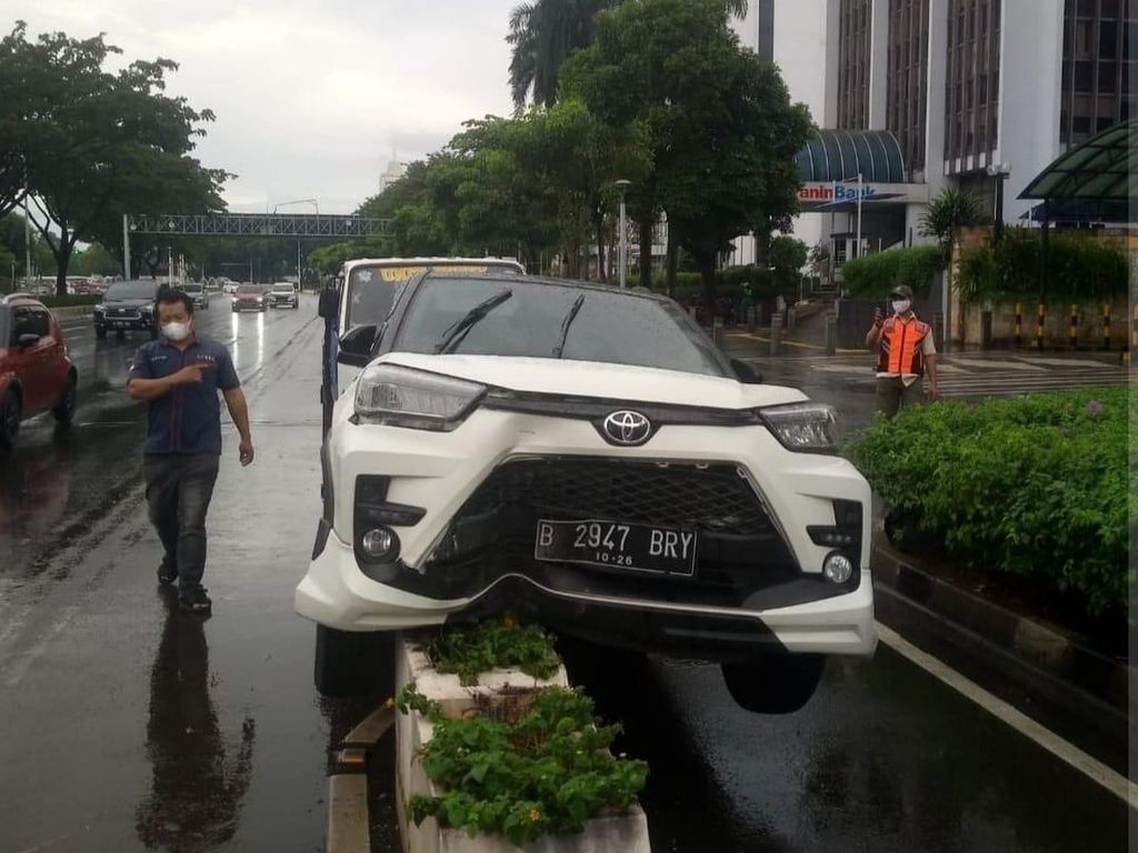 Mobil SUV Tabrak Beton Pembatas Jalur Sepeda di Sudirman Jakpus