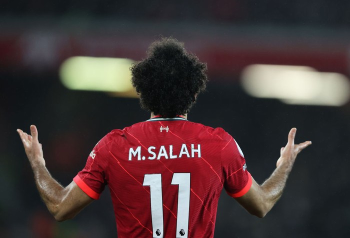 LIVERPOOL, ENGLAND - NOVEMBER 20:  Mohamed Salah of Liverpool shows his frustration during the Premier League match between Liverpool and Arsenal at Anfield on November 20, 2021 in Liverpool, England. (Photo by Clive Brunskill/Getty Images)