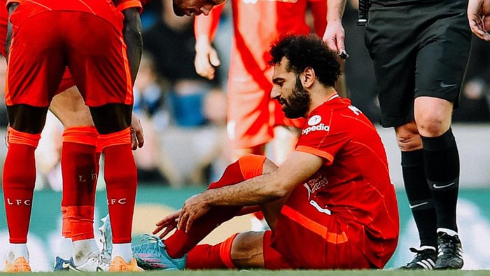 Mohamed Salah mengalami cedera saat Liverpool bentrok dengan Brighton & Hove Albion di Amex Stadium, Brighton, Sabtu 12 Maret 2022.