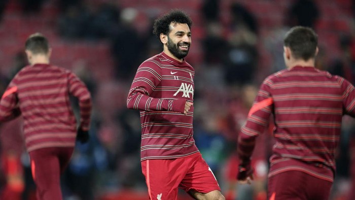 LIVERPOOL, ENGLAND - MARCH 08: Mohamed Salah of Liverpool warms up before the UEFA Champions League Round Of Sixteen Leg Two match between Liverpool FC and FC Internazionale at Anfield on March 08, 2022 in Liverpool, England. (Photo by Michael Regan/Getty Images)