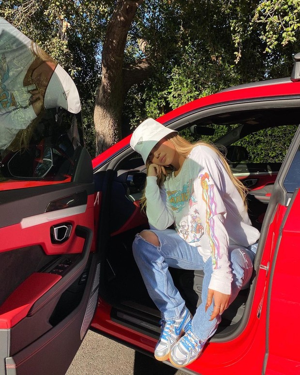 n DIY celana jeans lama jadi kekinian ala Kylie Jenner