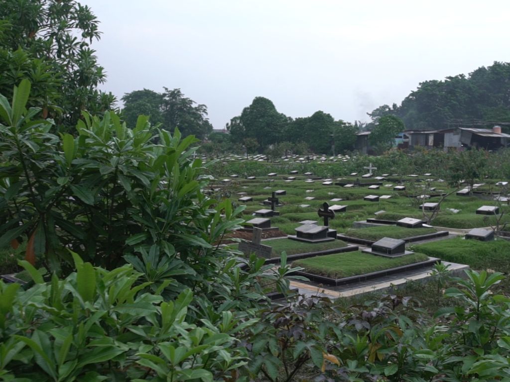 Sekolah Anak Pemulung di Pinggir Kuburan, Itu Manusia Bukan?