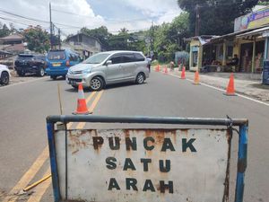 Lalin Kendaraan Padat, One Way Arah Puncak Diberlakukan Lalin Kendaraan Padat, One Way Arah Puncak Diberlakukan
