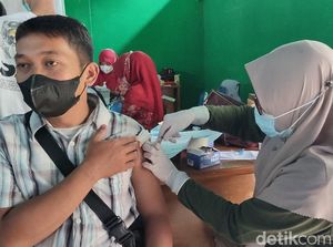 Guru SD-SMP di Ciamis Dapat Vaksinasi Booster Guru SD-SMP di Ciamis Dapat Vaksinasi Booster