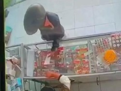 Terekam CCTV, Maling Satroni Konter Embat Puluhan Kartu Perdana Seluler