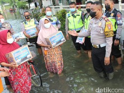 Bantuan Bahan Makanan Disalurkan untuk Korban Banjir di Jombang