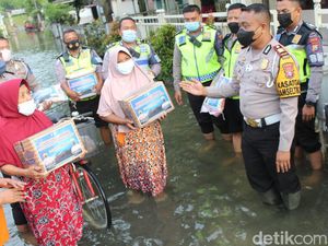 Bantuan Bahan Makanan Disalurkan untuk Korban Banjir di Jombang Bantuan Bahan Makanan Disalurkan untuk Korban Banjir di Jombang