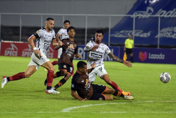 Pesepak bola Bali United Stefano Lilipaly (kanan) dihadang oleh pesepak bola Persiraja Banda Aceh Leonardo Silva Lelis (kedua kanan) pada pertandingan Liga 1 di Stadion Kompyang Sujana, Denpasar, Bali, Jumat (11/3/2022) malam. ANTARA FOTO/Nyoman Hendra Wibowo/nym.