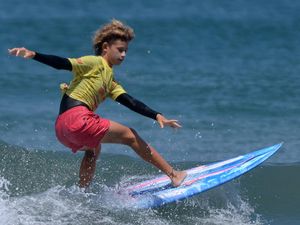 Aksi-aksi Peselancar di Womens Open Liga Surfing Indonesia Aksi-aksi Peselancar di Womens Open Liga Surfing Indonesia