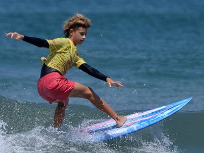 Aksi-aksi Peselancar di Womens Open Liga Surfing Indonesia