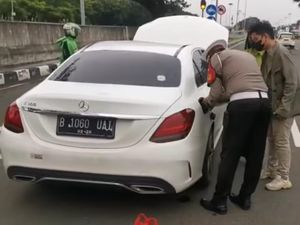 Waduh! Mobil Mercy Mogok Kehabisan Bensin di Jl Akses Bandara Soetta Waduh! Mobil Mercy Mogok Kehabisan Bensin di Jl Akses Bandara Soetta