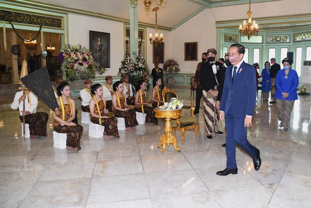 Presiden Joko Widodo memberi ucapan selamat atas pengukuhan Gusti Pangeran Hario (GPH) Bhre Cakrahutomo Wira Sudjiwo sebagai Kanjeng Gusti Pangeran Adipati Ario (KGPAA) Mangkunagoro X, yang digelar di Pura Mangkunegaran, Kota Surakarta, pada Sabtu, 12 Maret 2022. (Dok:  Biro Pers Sekretariat Presiden)