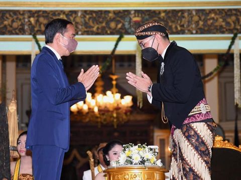 Presiden Joko Widodo memberi ucapan selamat atas pengukuhan Gusti Pangeran Hario (GPH) Bhre Cakrahutomo Wira Sudjiwo sebagai Kanjeng Gusti Pangeran Adipati Ario (KGPAA) Mangkunagoro X, yang digelar di Pura Mangkunegaran, Kota Surakarta, pada Sabtu, 12 Maret 2022. (Dok:  Biro Pers Sekretariat Presiden)