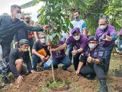 Tanam Pohon di Pinggir Ciliwung, Riza Minta Warga Setop Buang Sampah ke Sungai