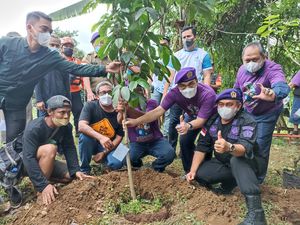 Tanam Pohon di Pinggir Ciliwung, Riza Minta Warga Setop Buang Sampah ke Sungai Tanam Pohon di Pinggir Ciliwung, Riza Minta Warga Setop Buang Sampah ke Sungai