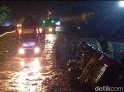 Dump Truk Terguling Saat Lewati Amblasan Jalan Sumedang-Cirebon