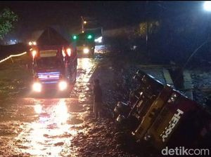 Dump Truk Terguling Saat Lewati Amblasan Jalan Sumedang-Cirebon Dump Truk Terguling Saat Lewati Amblasan Jalan Sumedang-Cirebon