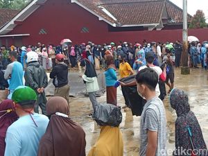 Antrean Panjang Warga Banjarnegara Demi Minyak Goreng