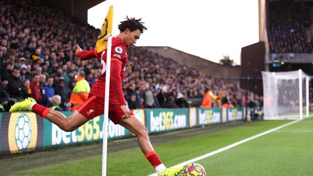 WOLVERHAMPTON, ENGLAND - DECEMBER 04: Trent Alexander-Arnold of Liverpool takes a corner kick during the Premier League match between Wolverhampton Wanderers and Liverpool at Molineux on December 04, 2021 in Wolverhampton, England. (Photo by Naomi Baker/Getty Images)