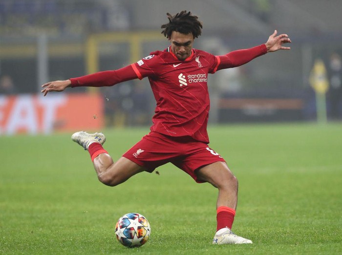 WOLVERHAMPTON, ENGLAND - DECEMBER 04: Trent Alexander-Arnold of Liverpool takes a corner kick during the Premier League match between Wolverhampton Wanderers and Liverpool at Molineux on December 04, 2021 in Wolverhampton, England. (Photo by Naomi Baker/Getty Images)