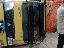 Truk Pengangkut Minyak Goreng Terguling di Sepatan Tangerang