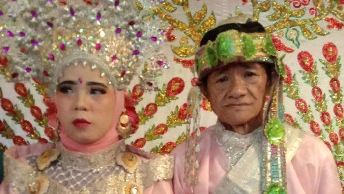 Viral kakek usia 60 tahun nikahi ABG 17 tahun di Mamuju (Dok. Istimewa)