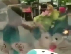 Viral Pria vs Wanita Adu Jotos di Tengah Jalan Jember