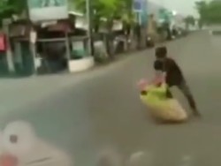 Waria yang Viral Adu Jotos di Tengah Jalan Jember Alami Gangguan Jiwa