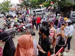 Masih Langka, Warga Rela Antre Minyak Goreng di Minimarket