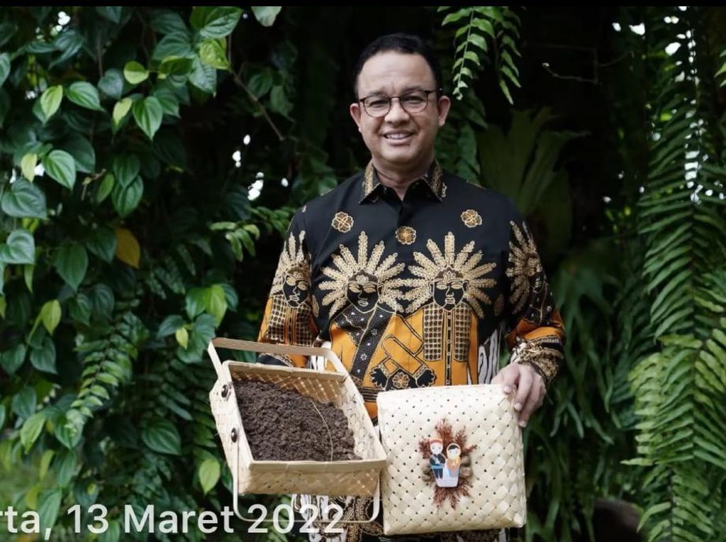 Anies Bawa Tanah dari Kampung Akuarium Jakut untuk IKN Nusantara