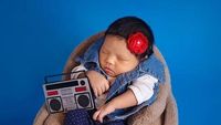 8 Momen Pemotretan Baby Ameena, Tidur di Kotak Tas Branded Hingga Mobil Mewah