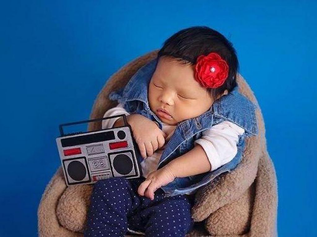 8 Momen Pemotretan Baby Ameena, Tidur di Kotak Tas Branded Hingga Mobil Mewah 8 Momen Pemotretan Baby Ameena, Tidur di Kotak Tas Branded Hingga Mobil Mewah