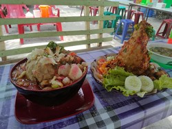 Sensasi Makan Bakso Tumpeng dan Gembul yang Padat Isiannya