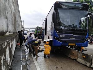 Hattrick Kecelakaan Bus TransJakarta dalam Kurun Waktu 24 Jam Hattrick Kecelakaan Bus TransJakarta dalam Kurun Waktu 24 Jam