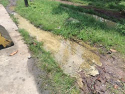 Bus TransJ Tabrak Separator di Ciledug Dievakuasi, Bau Bensin Menyengat