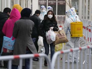 Warga China Panic Buying Borong Obat-obatan di Apotek, Ada Apa Nih?