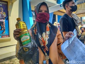 Dapat Hadiah Minyak Goreng, Ratusan Warga Ikuti Vaksinasi