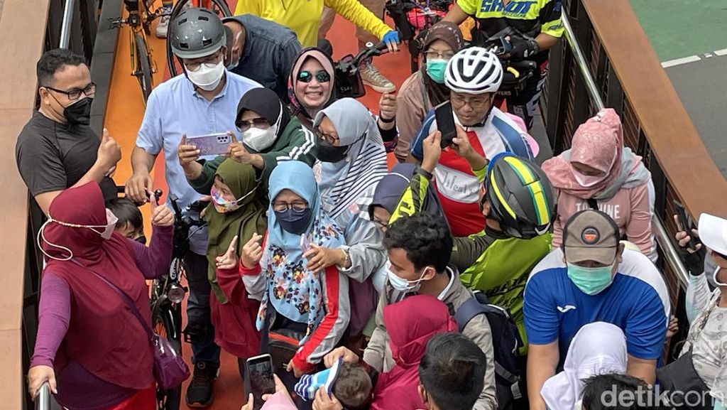 Datangi JPO Pinisi, Anies Jadi Sasaran Wefie Datangi JPO Pinisi, Anies Jadi Sasaran Wefie