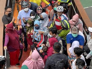 Datangi JPO Pinisi, Anies Jadi Sasaran Wefie