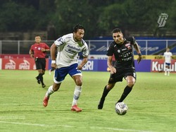 Penjelasan Luis Milla soal Jarangnya Ezra Walian Bermain