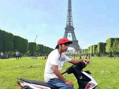 7 Foto Kocak Netizen Halu saat Berlibur ke Paris Ini Bikin Ketawa Geli
